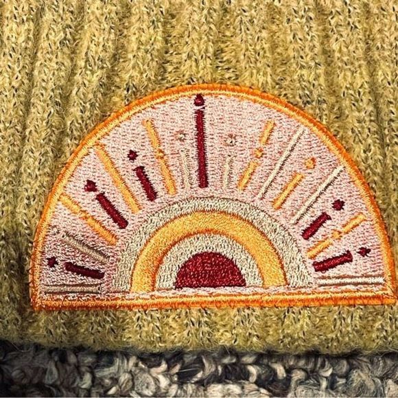 NEW Virginia Wolf New York Sunray Pom Pom Beanie Hat — OSFM - Picture 5 of 7